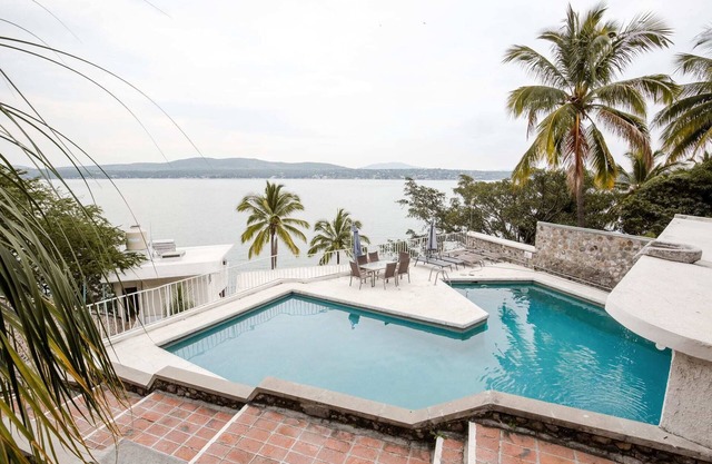 7BR Impresionante casa de LAGO con alberca LIMPIEZA y cocinera incluido