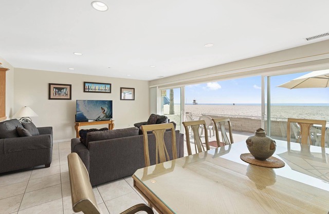 7BR Oceanfront Retreat | Coveted Pier-to-Pier Location | Walk to it All