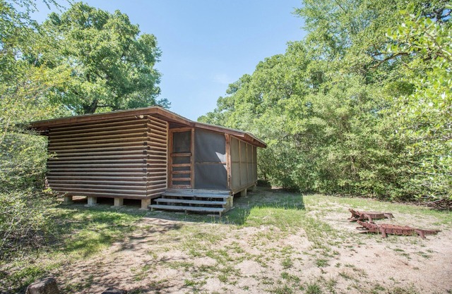 7F Lodge - Batts Ferry Cabin w/Breakfast - Log Cabin w/Jacuzzi Tub and Fire Pit