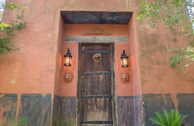 7F Lodge - Spain Spanish Hacienda Splendor w/Jacuzzi Tub and Breakfast