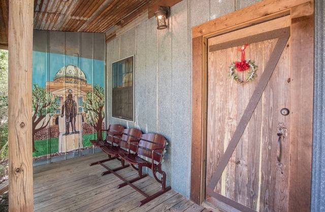 7F Lodge - Sully's Place An Aggie Tradition with Aggie Style w/outdoor Jacuzzi and Breakfast