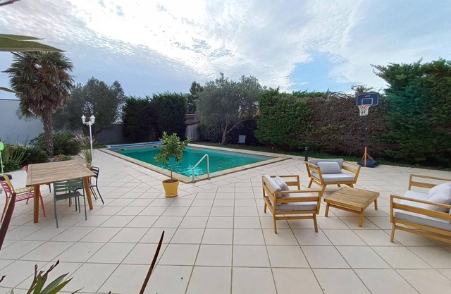 8-bed house with pool 10 min from La Rochelle town center