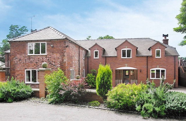 8 bedroom accommodation in Barrow-on-Trent