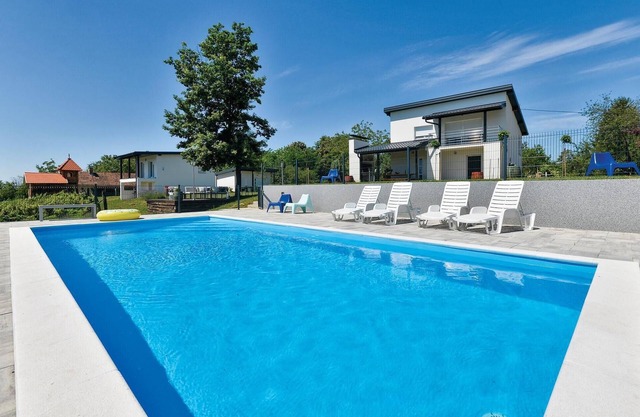8 bedroom lovely home in Durdevac