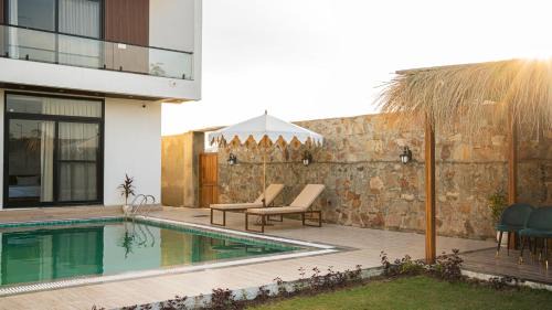 8 BHK Farm stay w Pool, Garden , Snooker, WiFi
