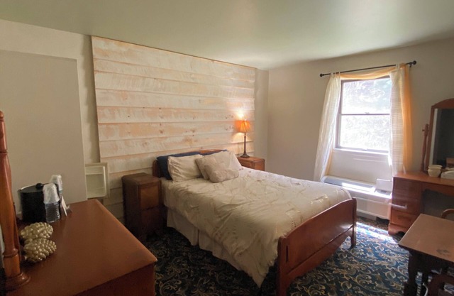 8-Gold Room