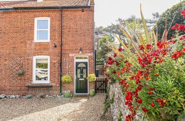 8 MELINDA COTTAGE, pet friendly, with open fire in East Runton