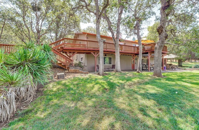 8 Mi to Jacksonville: Oregon Getaway w/Deck!