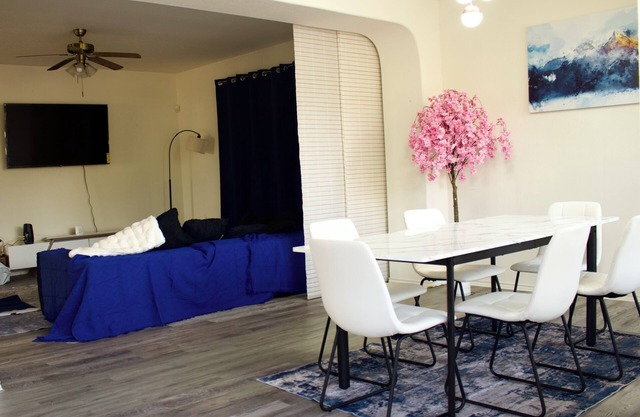 8 min to Airport & downtown big blue house in Austin