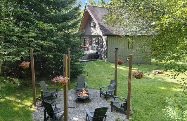 8 minutes to Mount Snow, Dog Friendly, Fire Pit, Hot Tub, Game Room, Private
