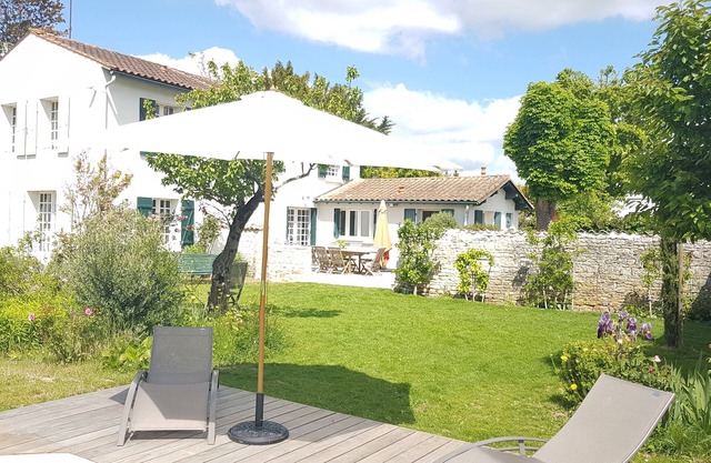 8 pers/House and charming garden -calme garanti- with swimming pool in town