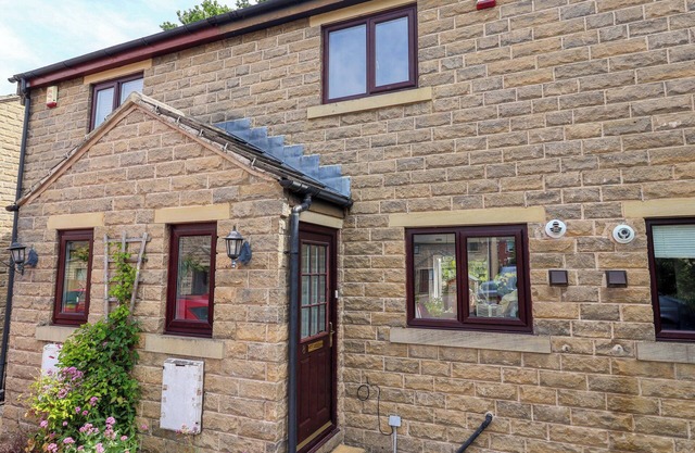 8 WHARFEDALE MEWS, family friendly, with a garden in Otley