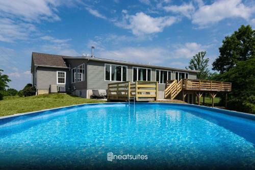 80 Acre Retreat with Pool - Minutes to Ark - Sleeps 15