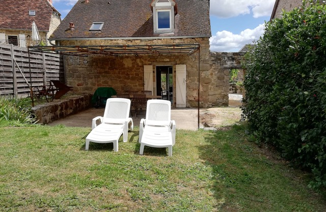 80 m² air-conditioned gîte in former farmhouse, rated 4 *, sleeps 4,