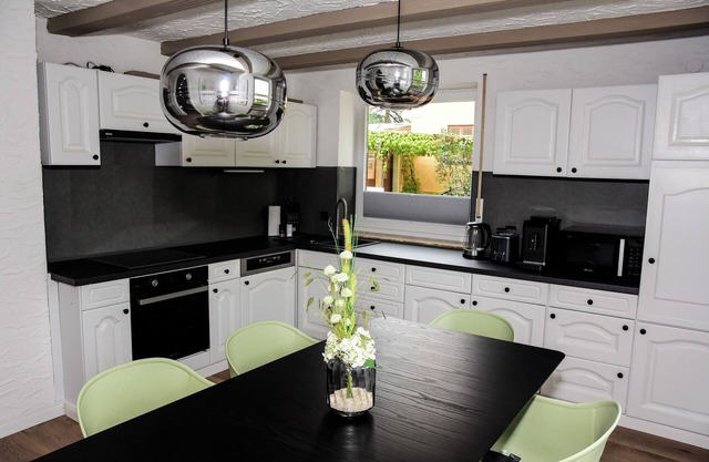 80 m² apartment, own entrance, terrace and garden, close to shopping facilities