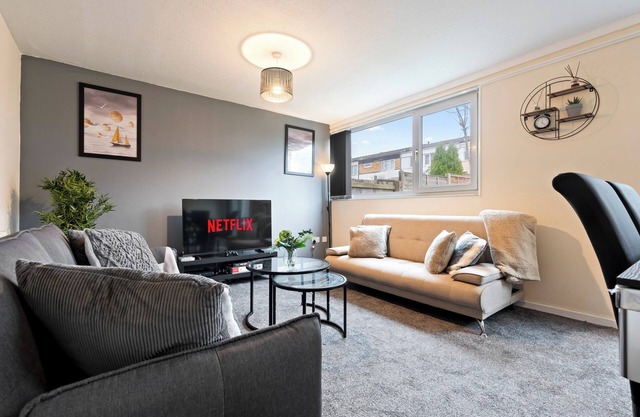 8Guests-3BR-Parking-FamilyFriendly-NearAirport