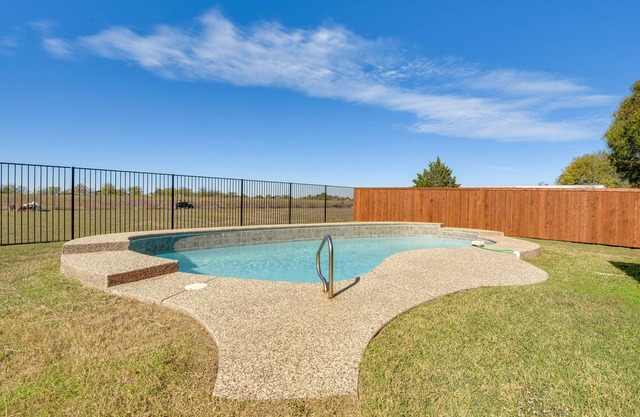 9 Mi to Ray Roberts Lake: Texas Retreat w/Pool