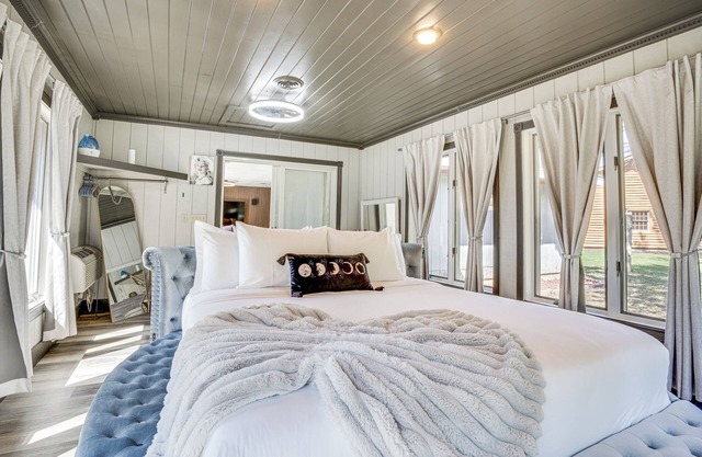 9 Mi to Shore: Home w/Hot Tub in Howards Grove!