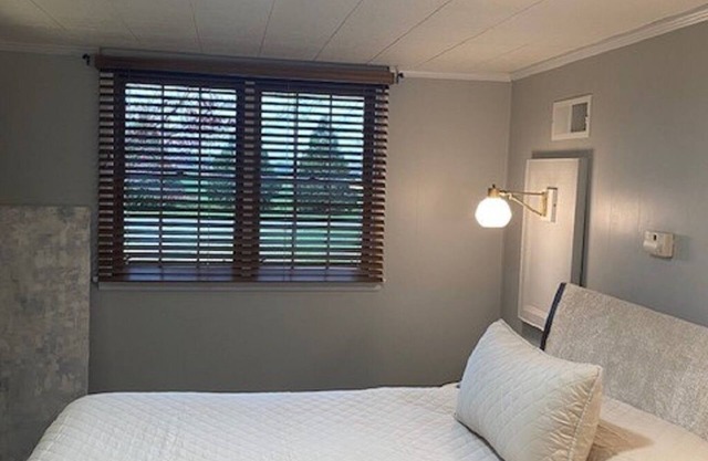 9 miles to Cedar Point. Pet friendly room with 22 acres to play.
