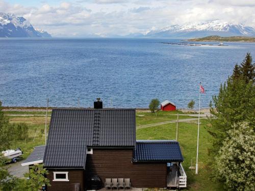 9 person holiday home in Lyngseidet