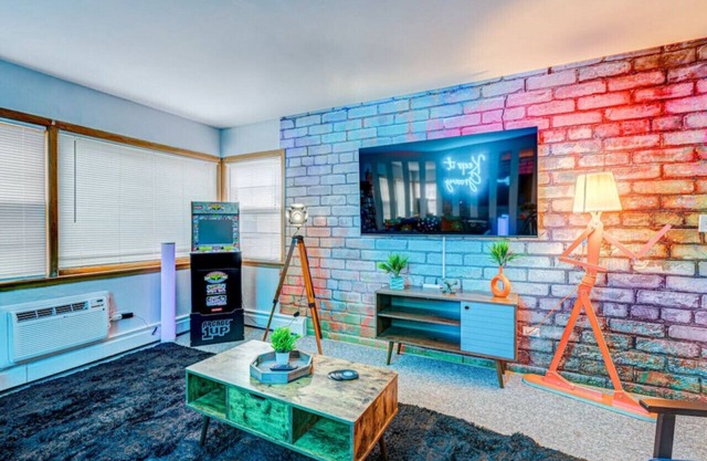 90s Condo| King Bed | 65” Smart TV | Arcade Game