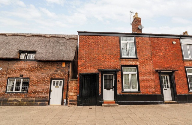 91 MAIN STREET, pet friendly, character holiday cottage in Frodsham