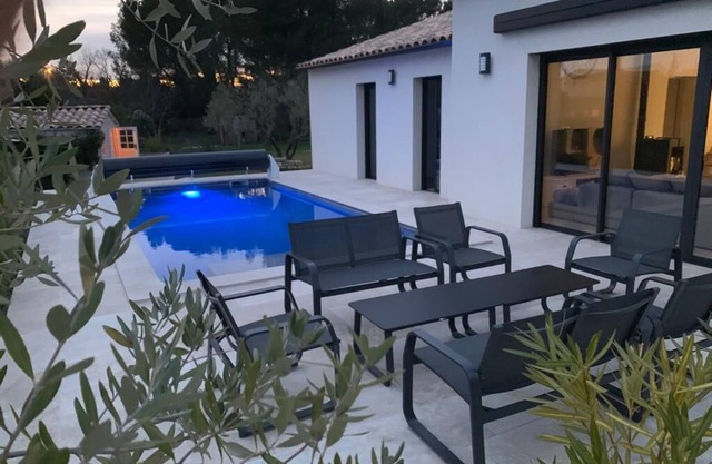 9km from Uzès, gite, south-facing villa with swimming pool and air conditioning.