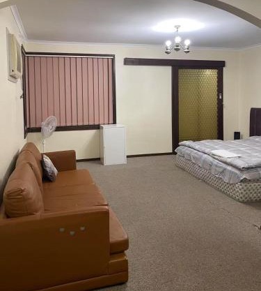 a 别墅大床间毗邻公园和公交车站