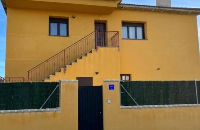 A 10 Minutos de Segovia Chalet con Jardín y Piscina en Pueblo Maravilloso
