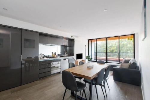 A 3BR Apt Next to Melbourne Zoo FREE Parking