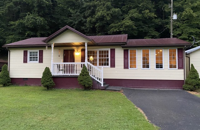 A & B TRAIL HOUSE @ Hatfield-McCoy Trails, 5 Beds Plus Futon 2 Couches & 2 Baths