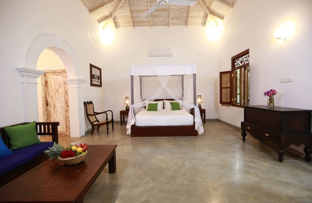 A “barefoot luxury” combination of colonial Dutch style and elegant