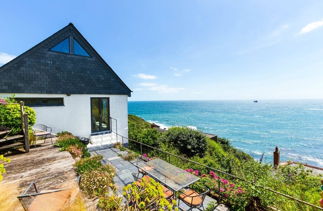 A beautiful and well designed ‘upside-down’ house with panoramic sea views.
