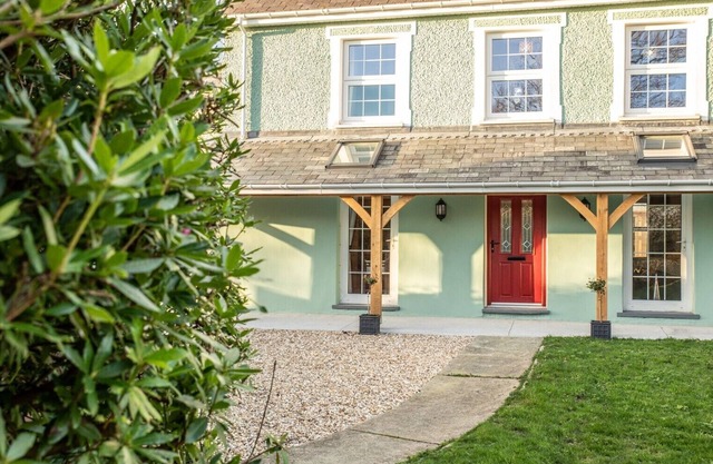 A beautifully renovated farm house on the coast with a hot tub & outdoor bar