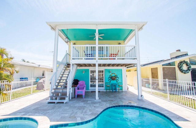 A bit of Key West in New Port Richey: Bright Home w/Pool & Boat Dock Access!