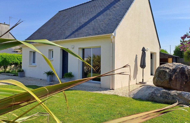 A/C from 350€: House CLASSIFIED 4*; single-storey, seafront, enclosed garden, pets OK.
