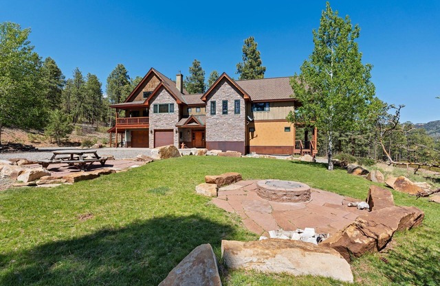 A/C, Large Family Retreat, Hot Tub, Privacy, Views!