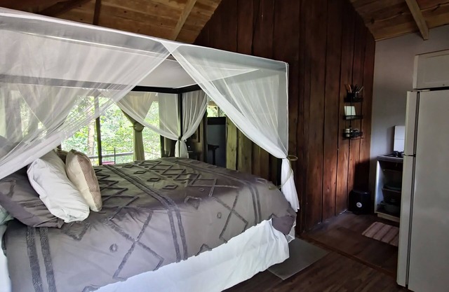 A cabin by the river, perfect for disconnecting from reality and resting.