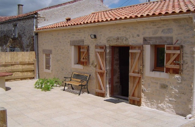 A charming barn in rural hamlet near Sigournais, 30 minutes from Puy du Fou.