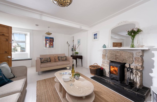 A charming pet-friendly coastal cottage in Marazion jus a few metres from the sea with parking