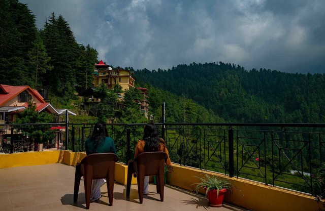 A cosy getaway in the foothills at Shimla, with all the comforts of home!
