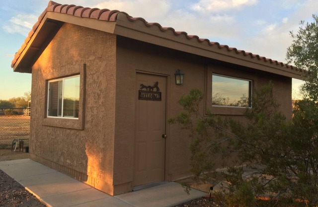 A couples retreat, hiking trails, horse boarding available, Desert Hills.