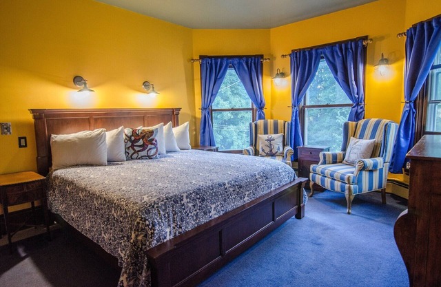 A cozy 2nd Floor King/Queen 2-room Suite B&B in Downtown Shelburne - Delicious Breakfasts! HAR