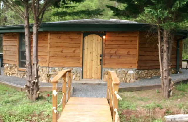 A cozy, romantic cabin perfect for couples.nPets are always welcome, owners too!