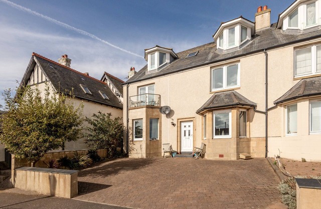 A fantastic 5 bedroomed house close to the harbour and beach