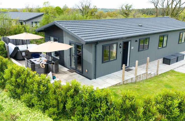 A fantastic lodge sleeping 8 with hot tub, just a short walk from Roadford Lake