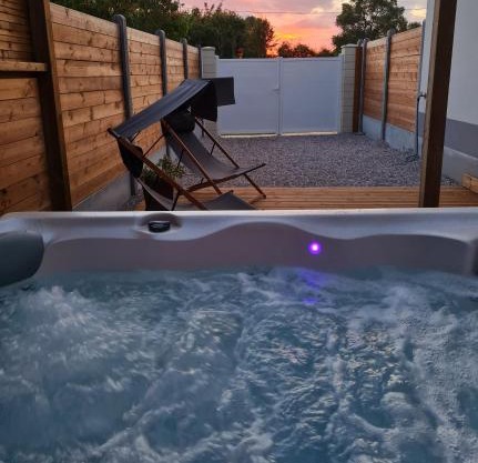 A Fleur de Spa : Maison chaleureuse avec spa privatif et billard.