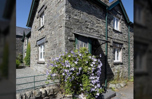 A foelas 2 bed cottage that sleeps 3 guests in 2 bedrooms