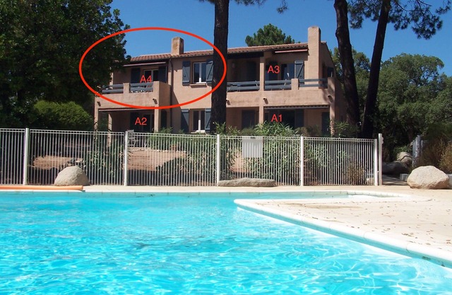 Apartment for 2 to 4 people with very large pool and garden, beach 900M