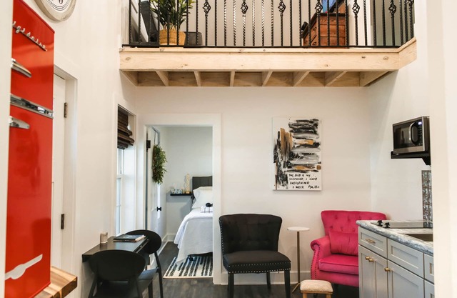 A fun & happy guesthouse with a loft! Located 15 min. from Erskine College.